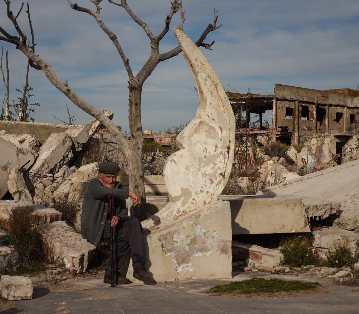 “Epecuén”

Porque murió Pablo Novak, el último habitante de Villa Epecuén, el mítico pueblo balneario que se inundó en 1985 y quedó tapado bajo 7 metros de agua.

Novak era el último habitante de la villa y hoy falleció a sus 93 años, según confirmó el intendente de Adolfo