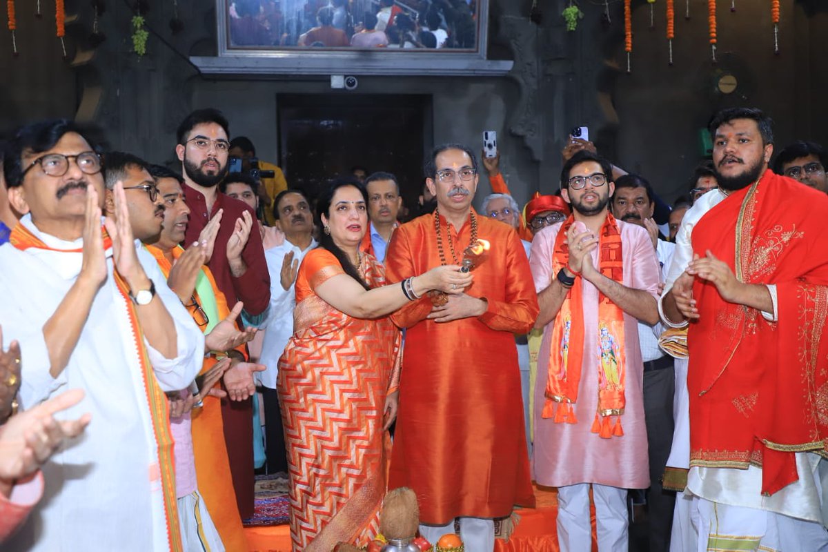 AUThackeray's tweet photo. नादातून नाद निर्मितो 
 जय श्री राम जय जय राम...
सकल चराचर आहे राम...
श्रीराम... जय जय राम...

नाशिकच्या पंचवटी येथील काळाराम मंदिरात जावून प्रभू श्रीरामांचे मनोभावे दर्शन घेतले. ह्यावेळी पक्ष प्रमुख श्री. उद्धवसाहेब ठाकरे ह्यांच्या हस्ते महाआरती झाली. https://t.co/hoUOTkX3nT