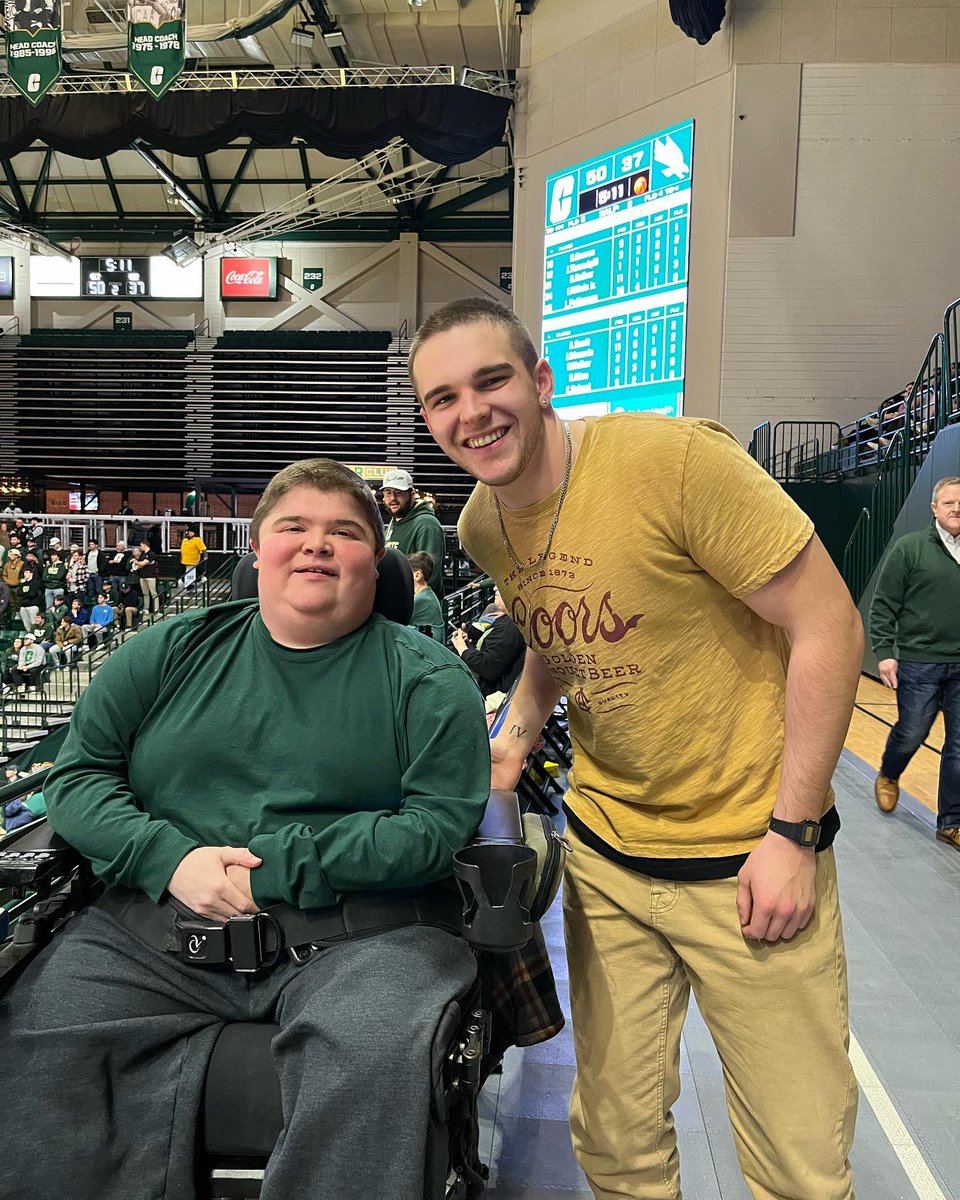 QuantumRehab's tweet image. 📷 by @brysonfoster259: How about them 49ers! mason_curtis22 and I cheered the squad onto their fifth straight win and first place in the AAC! #lifeatilevel #collegebasketball