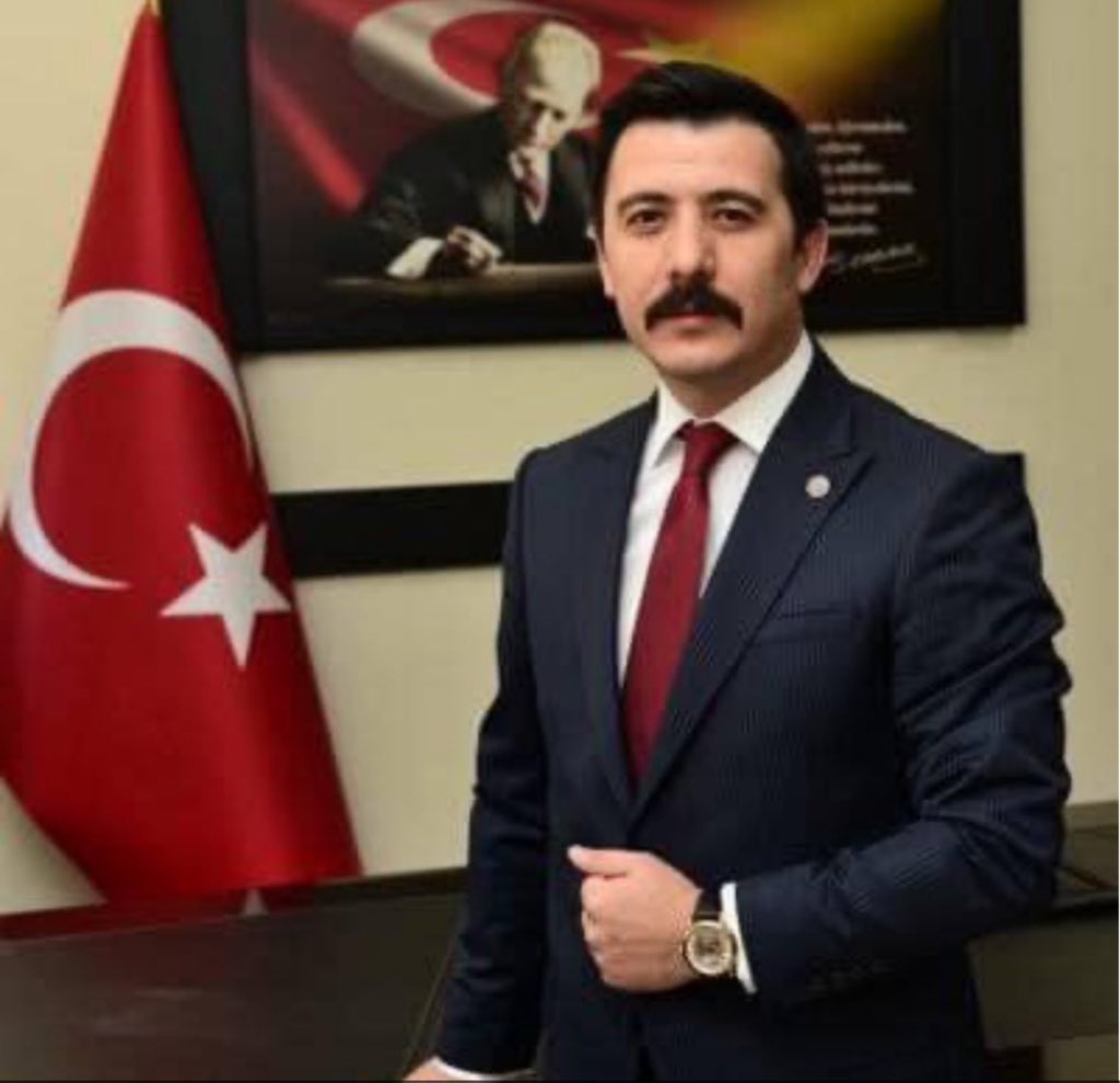 Diyanet’in hutbesine göre, “şehitlerimize Yüce Rabbimizden rahmet dilemesi” gerekirken; bu ibareyi PKK korkusuyla, kasten veya sehven okumayan imama okuması gerektiğini hatırlatan #Kaymakam <a href="/burakakeller/">Burak AKELLER</a> ‘in müdahalesi yerindedir. 

Korkaktan ne imam olur, ne de kaymakam..