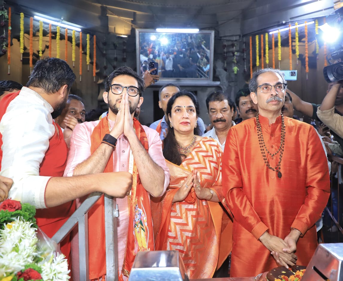 AUThackeray's tweet photo. नादातून नाद निर्मितो 
 जय श्री राम जय जय राम...
सकल चराचर आहे राम...
श्रीराम... जय जय राम...

नाशिकच्या पंचवटी येथील काळाराम मंदिरात जावून प्रभू श्रीरामांचे मनोभावे दर्शन घेतले. ह्यावेळी पक्ष प्रमुख श्री. उद्धवसाहेब ठाकरे ह्यांच्या हस्ते महाआरती झाली. https://t.co/hoUOTkX3nT