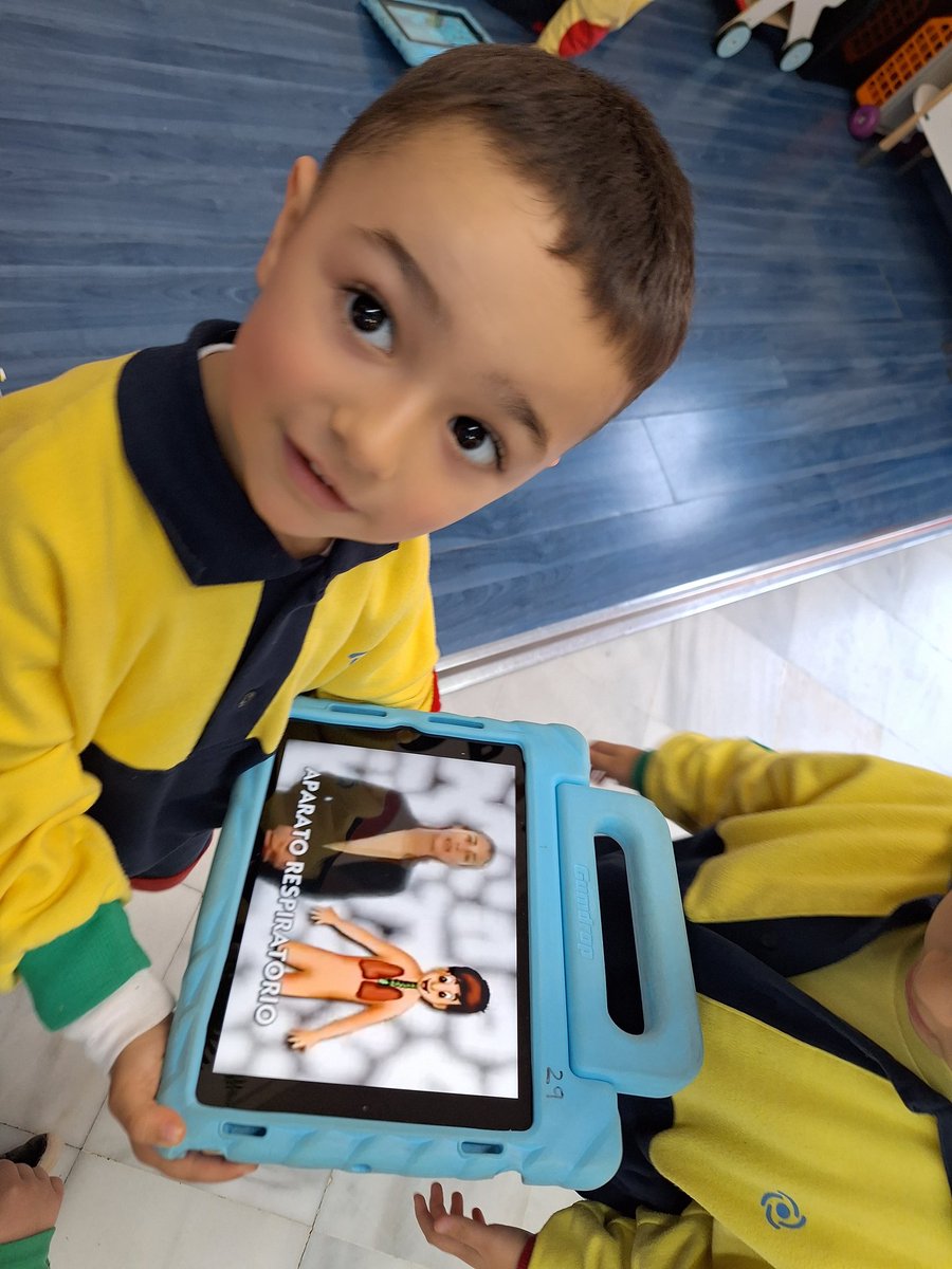 InfantNatzEsplu's tweet photo. Amb els codis Qr investiguem el sistema respiratori #I5coets #bodyteam https://t.co/cI4zfOzG2f