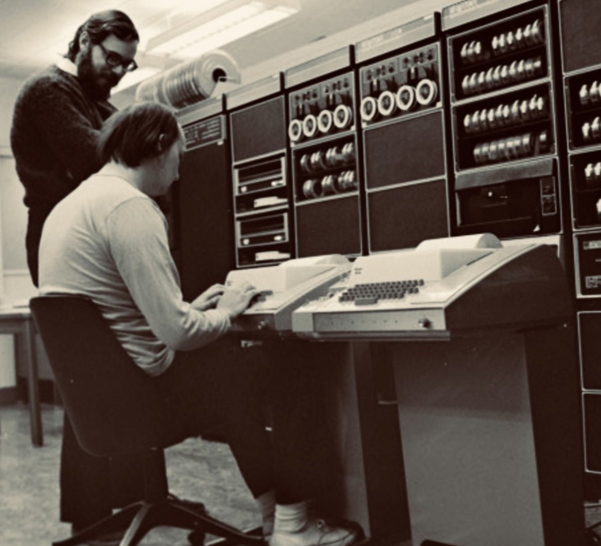 Quaterelle's tweet image. Dennis Ritchie (stehend) 👑 King of Code👑
1972 C, Mutter heutiger #Programmiersprachen
#cprogramminglanguage
1973 #UNIX, Mutter der #Betriebssysteme (Kernel in C)