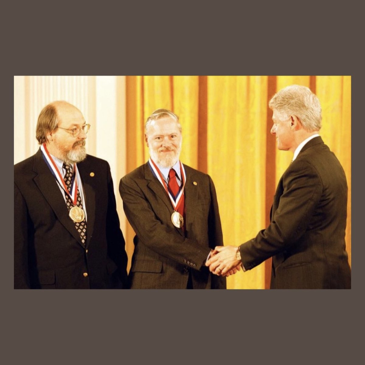 Quaterelle's tweet image. Dennis Ritchie (stehend) 👑 King of Code👑
1972 C, Mutter heutiger #Programmiersprachen
#cprogramminglanguage
1973 #UNIX, Mutter der #Betriebssysteme (Kernel in C)