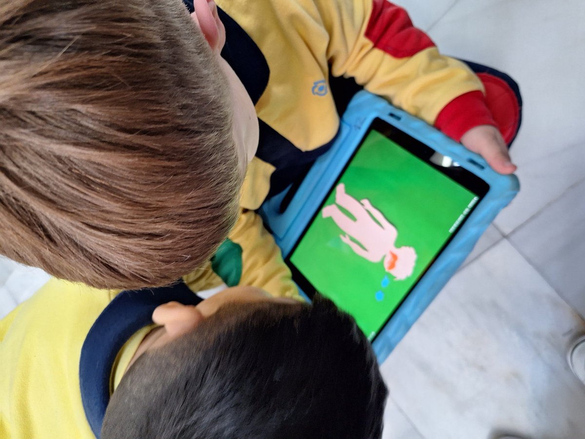 InfantNatzEsplu's tweet photo. Amb els codis Qr investiguem el sistema respiratori #I5coets #bodyteam https://t.co/cI4zfOzG2f