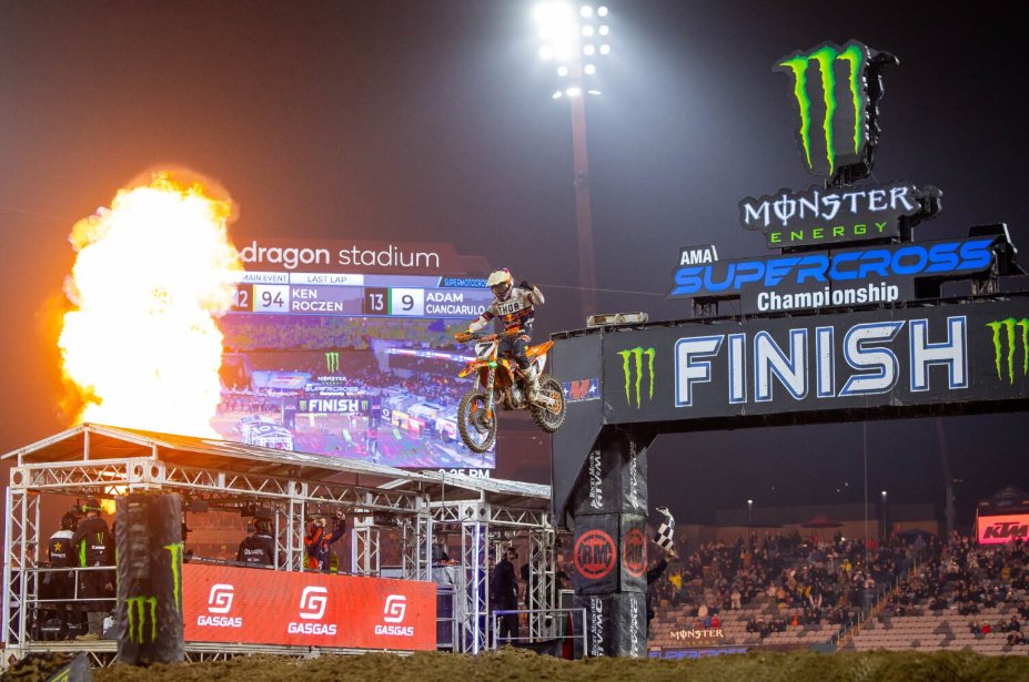 FuelUniverseTV's tweet photo. Aaron Plessinger logró su primera victoria mayor
|||https://t.co/yqFPkig3hU|||
#Supercross #AMASX #AMA #AaronPlessinger #KTM #SanDiego #GatoMotos #FuelUniverse https://t.co/TEUeQxb6R6