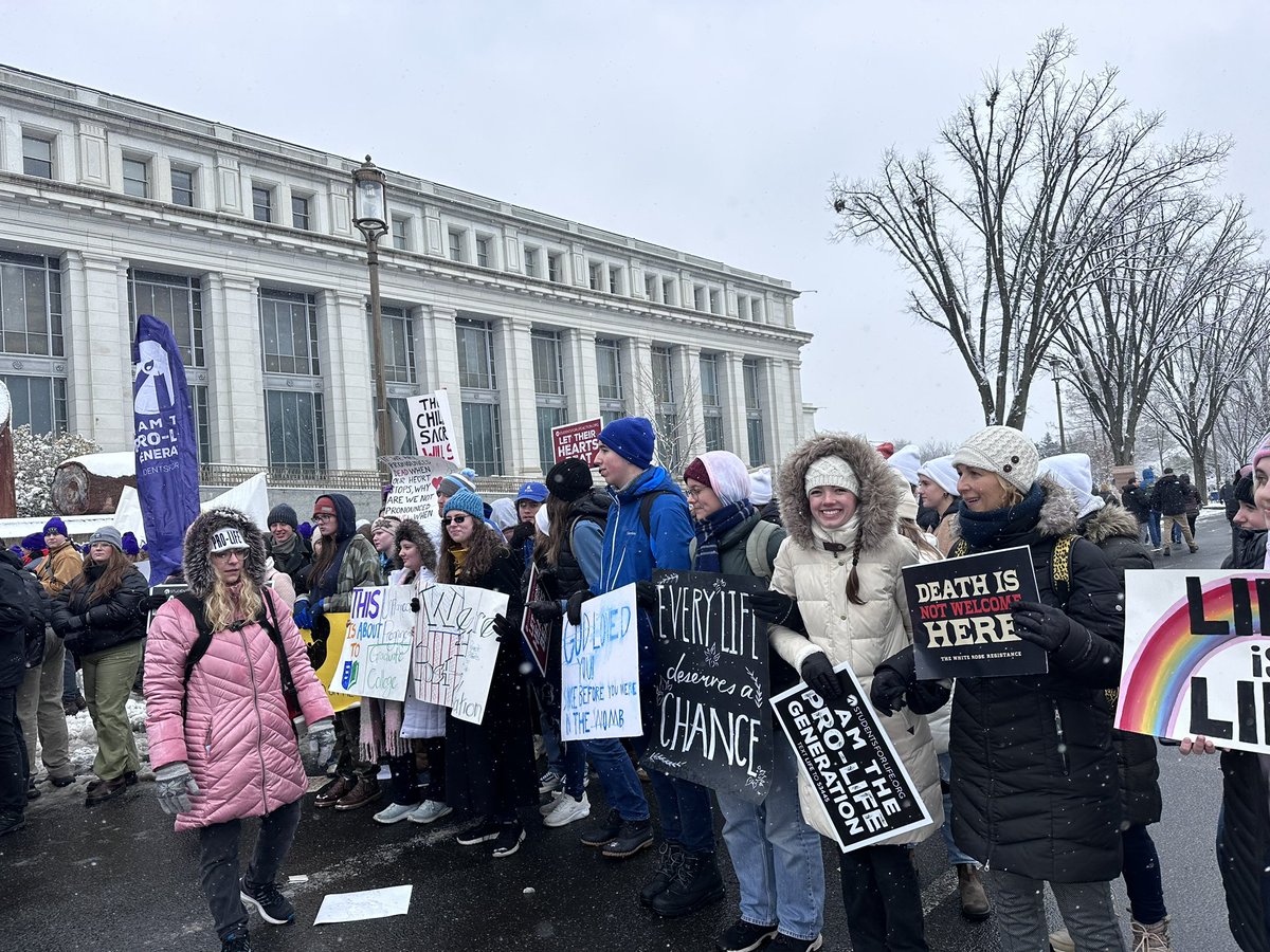 RegentU's tweet image. Our royals braved the cold this weekend with thousands of others for #MarchForLife 🏛️💕 #ProLifeGeneration