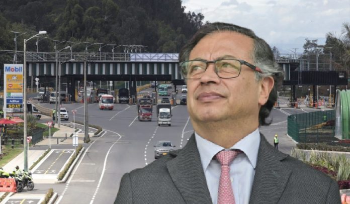 Horadelaverdad's tweet photo. "Subieron los peajes. ¿No lo notó, querido viajero?. 20% de aumento en los peajes. Nadie dice nada. Si hubiera sido otro el presidente, el escándalo que le hubieran armado."
https://t.co/p5ya3KYZrw https://t.co/D3URjwAspl