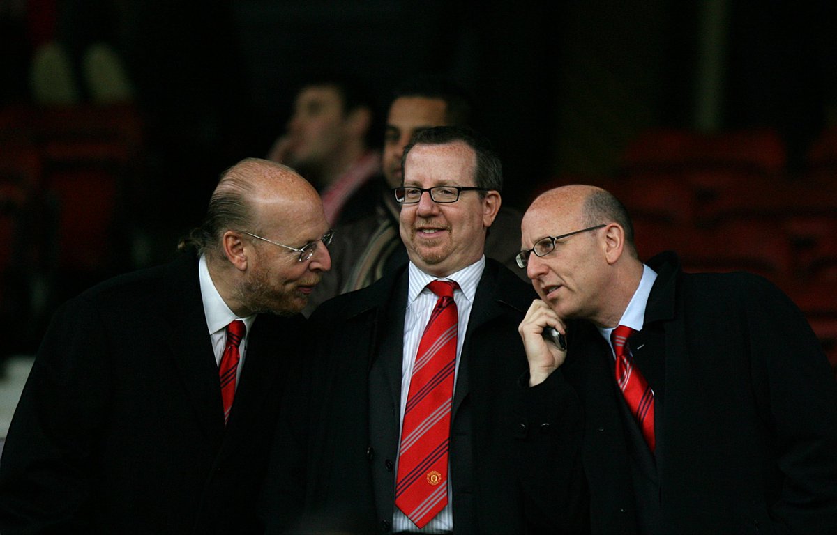 🚨🚨🚨

BREAKING:

📅 Glazer family eyeing Manchester United sale in 2026/2027. Full sale process in the works, with Ratcliffe potentially earning millions if he opts out of buying the rest of Glazer shares, holding the first say. 🔄💰 #MUFC #FootballBusiness 

#ManchesterUnited