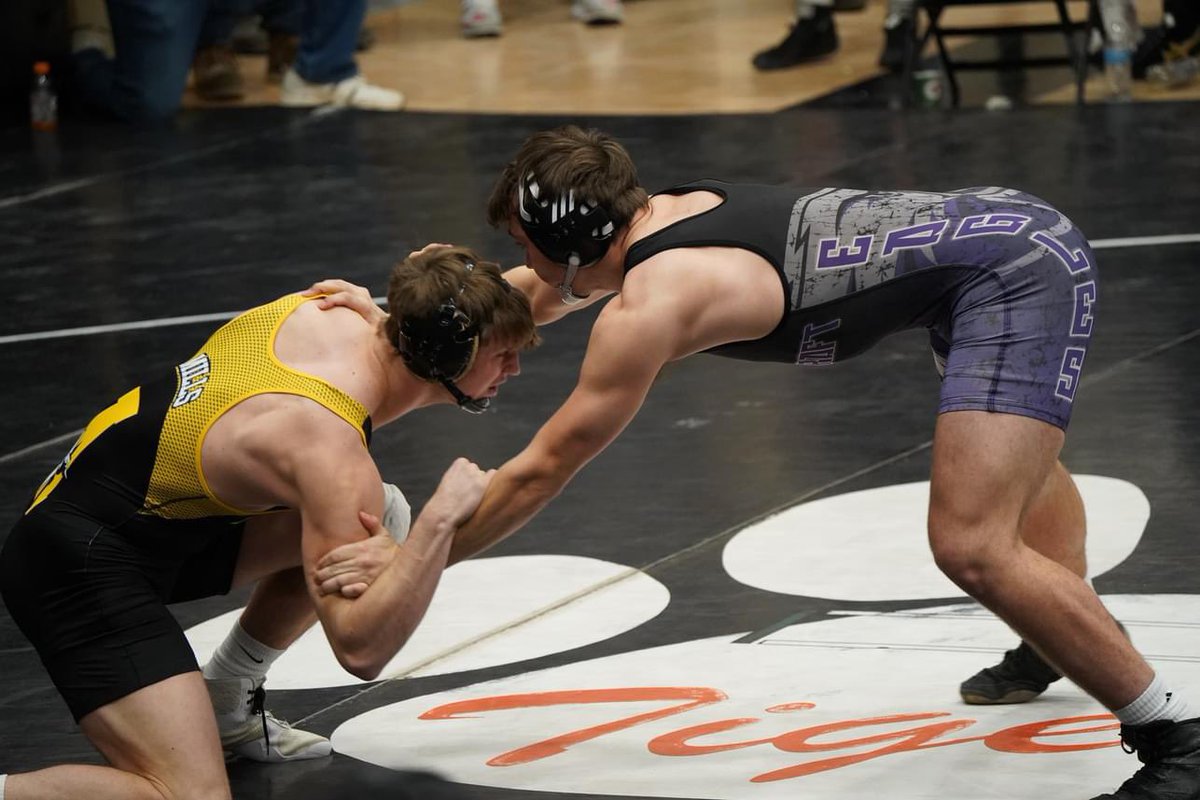 Great weekend of wrestling placing first at the Hudson Super 16! Took down two top 5 ranked opponents on the way!
@MIFBallRecruit <a href="/MIexposure/">Michigan Exposure</a>