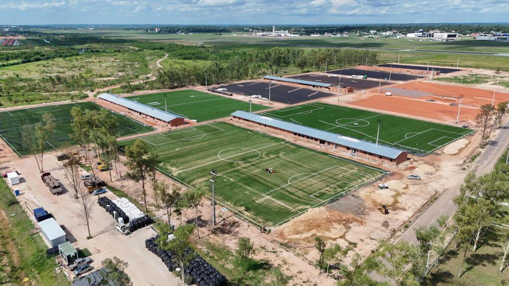 ForwardAmericas's tweet photo. ¡Días finales! El #CARDIF muestra un excelente avance. Recientemente, la @APFOficial y el @MECpy visitaron las obras del proyecto, el cual cuenta con el soporte del programa #FIFAForward y servirá como herramienta fundamental para el crecimiento del fútbol juvenil paraguayo. https://t.co/R0CpxYdyTs