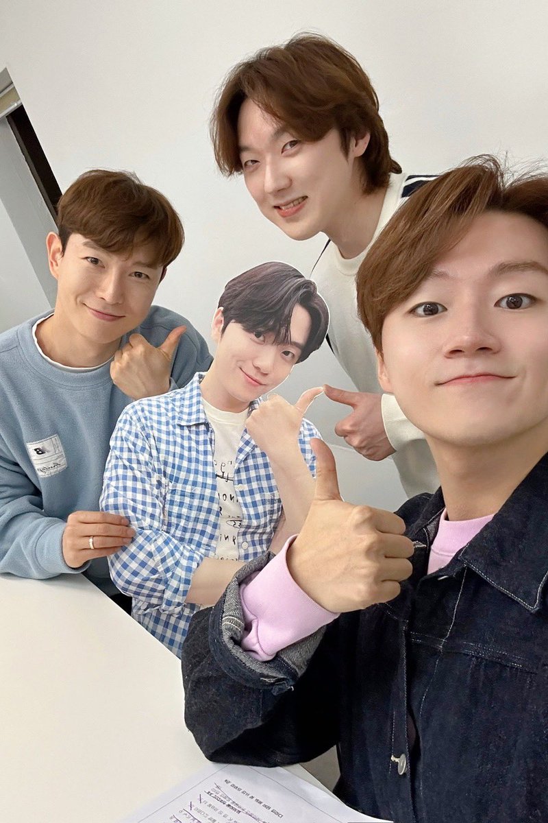 official_fore's tweet photo. [📸]

포레스텔라와 함께한 새해 라이브 종료❗️
우림이까지 함께한(?)
라이브 재밌게 보셨나요?  

다음에 더 재밌는 콘텐츠로 찾아올게요
숲별 다음에 만나요👋🏻👋🏻

#포레스텔라 #Forestella https://t.co/g9QvUMlNF1