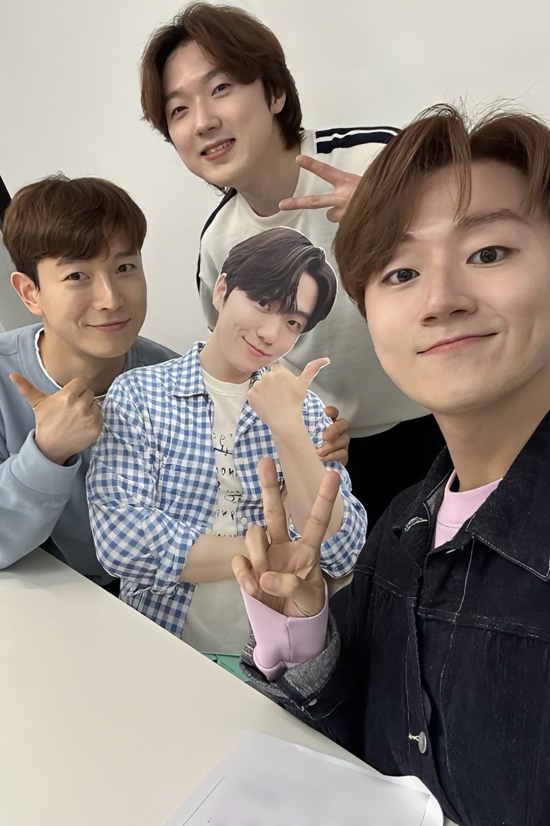 official_fore's tweet photo. [📸]

포레스텔라와 함께한 새해 라이브 종료❗️
우림이까지 함께한(?)
라이브 재밌게 보셨나요?  

다음에 더 재밌는 콘텐츠로 찾아올게요
숲별 다음에 만나요👋🏻👋🏻

#포레스텔라 #Forestella https://t.co/g9QvUMlNF1
