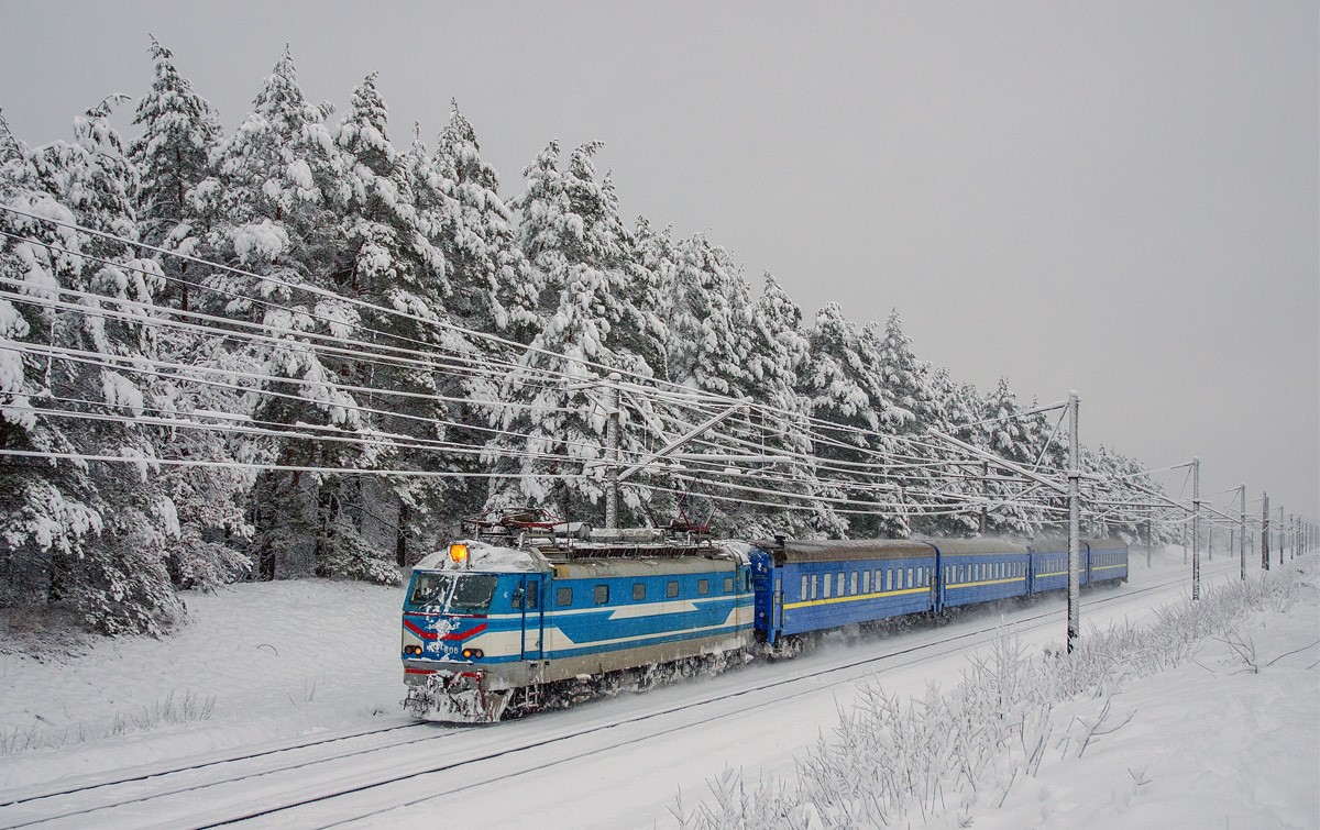 CheminsdeFerTC's tweet photo. En approchant de Lviv à l'ouest de l'#Ukraine en février 2018. On n'imagine pas la vitesse très élevée avec la neige qui reste sur les caténaires. La #ChS2 préfère allumer ses feux.
Auteur : SvIva par https://t.co/eAB5QJQnwP https://t.co/VxUC3NhM0G