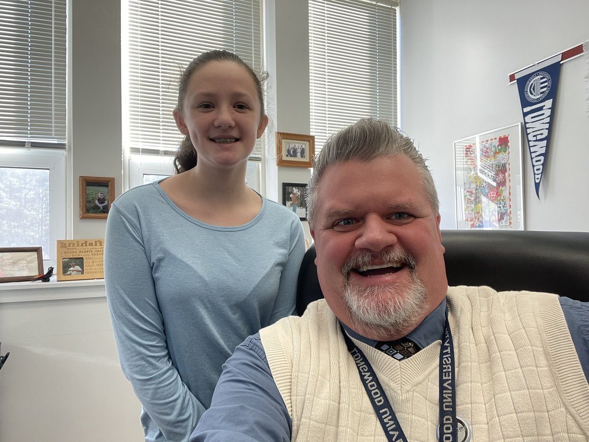 ChuckMossEDU's tweet photo. When a kindergartener needed help with his bookbag after he got off the bus, Lyla was right there to help him get it on right so he could head to class. Thanks, Lyla! You’re our #MidwayElementary #GoodNewsCalloftheDay! @Din_CoSchools @DCPSFACE https://t.co/WDWBbHNbPv