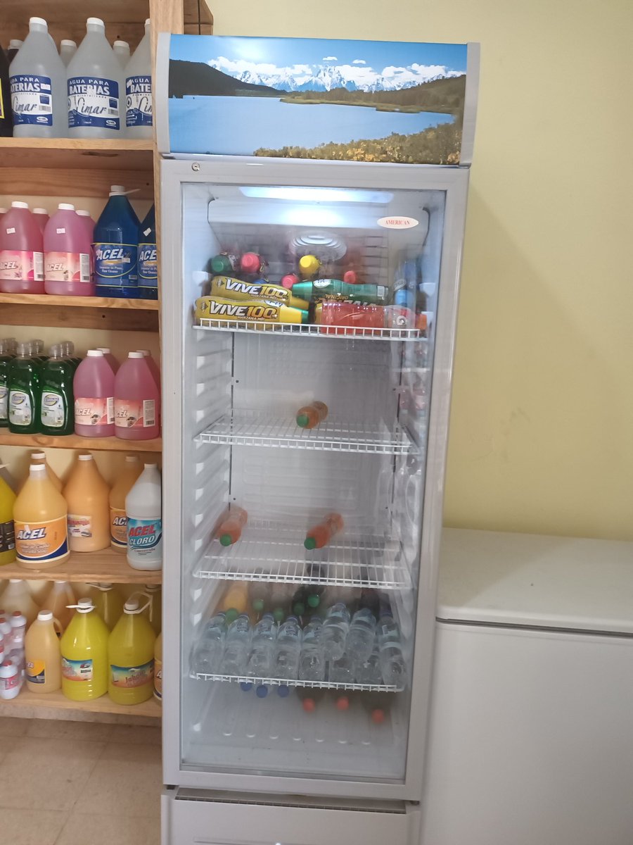 elierser's tweet photo. Vendo nevera exhibición y freezer de 5", ambos con 2 meses de uso. DM. https://t.co/fZfuQHIYFY