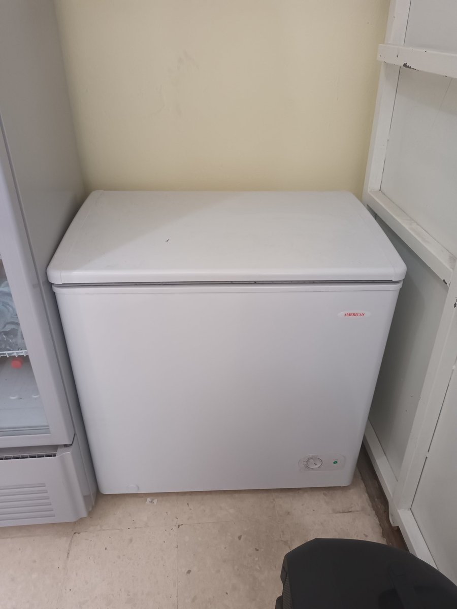 elierser's tweet photo. Vendo nevera exhibición y freezer de 5", ambos con 2 meses de uso. DM. https://t.co/fZfuQHIYFY