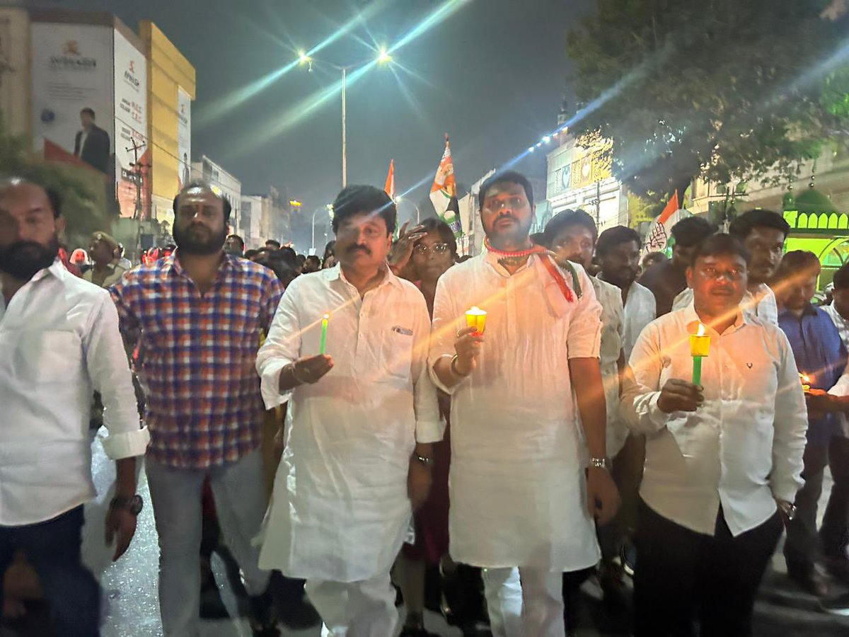 NuthiSrikanth's tweet photo. నిన్న అస్సాంలో *శ్రీ రాహుల్ గాంధీ* గారి భారత్ జూడోయాత్రను అక్కడి ముఖ్యమంత్రి వారి కార్యకర్తలతో అడ్డుకున్నoదుకు వ్యతిరేకంగా ఈ రోజు ఎల్బి స���టేడియం నుండి టాంక్ బండ్ అంబేడ్కర్ విగ్రహం వరకు  క్యాండిల్ మార్చ్ లో పాల్గొనడం జరిగింది. ఈ కార్యక్రమంలో పీసీసీ ముఖ్య నాయకులతో పాటు కార్యకర్తలు పాల్గొన్నారు..
@INCTelangana 
@CaptAjayYadav 
@DeepaDasmunsi 
@bharatjodo 
@AICCMedia 
@ProfCong