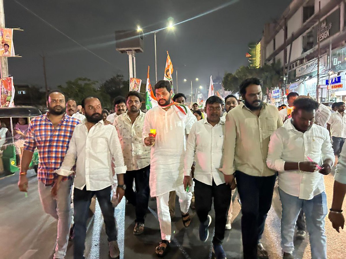 NuthiSrikanth's tweet photo. నిన్న అస్సాంలో *శ్రీ రాహుల్ గాంధీ* గారి భారత్ జూడోయాత్రను అక్కడి ముఖ్యమంత్రి వారి కార్యకర్తలతో అడ్డుకున్నoదుకు వ్యతిరేకంగా ఈ రోజు ఎల్బి స���టేడియం నుండి టాంక్ బండ్ అంబేడ్కర్ విగ్రహం వరకు  క్యాండిల్ మార్చ్ లో పాల్గొనడం జరిగింది. ఈ కార్యక్రమంలో పీసీసీ ముఖ్య నాయకులతో పాటు కార్యకర్తలు పాల్గొన్నారు..
@INCTelangana 
@CaptAjayYadav 
@DeepaDasmunsi 
@bharatjodo 
@AICCMedia 
@ProfCong