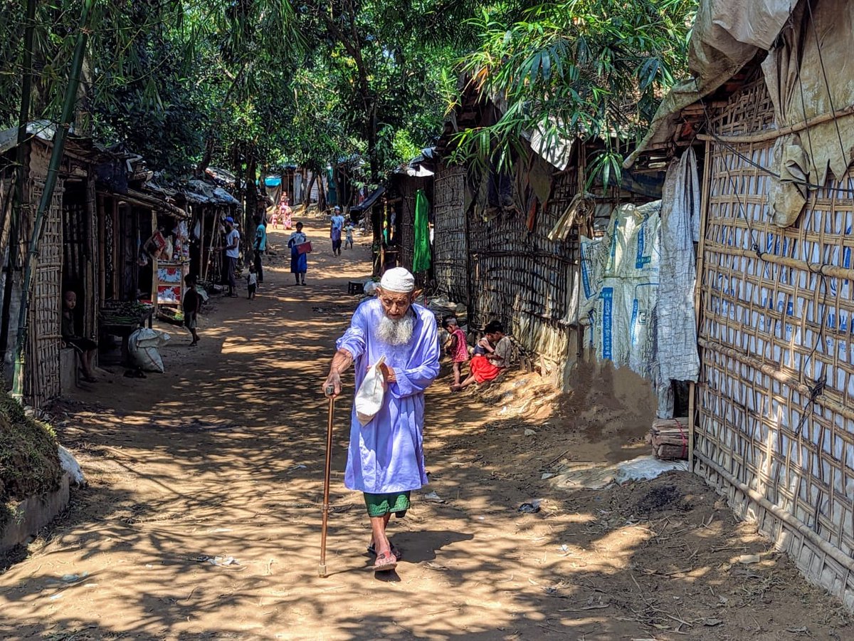 RohingyaMakzin's tweet photo. Rohingya believe that elderly people are the blessing of the community. In Rohingya's rich culture, Rohingya respects the elderly people and seniors in the community, and they harmonise well with them.

📸 #JaitunAra

#RohingyaCrisis #Rohingya #Refugees #emergency #Life https://t.co/N4XMzM36Ol