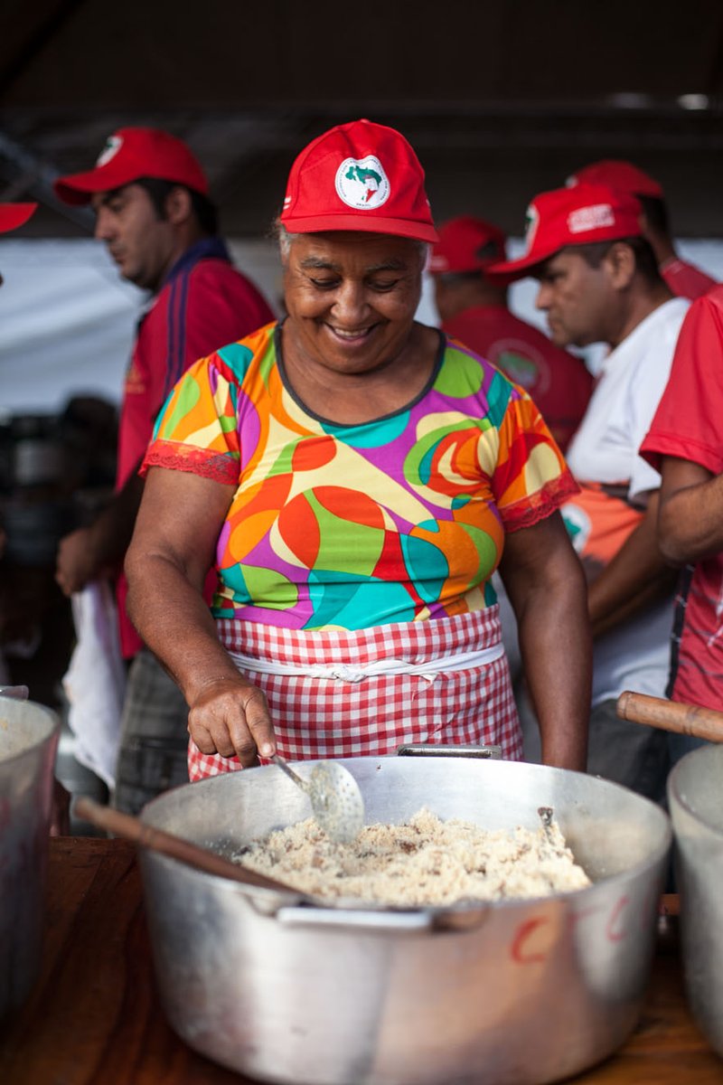 🚩  O <a href="/MST_Oficial/">MST Oficial</a> tem  historicamente resistido pela justa distribuição de terras aos trabalhadores rurais, privados do acesso à terra e ao direito de cultivar. VIVA O MST!