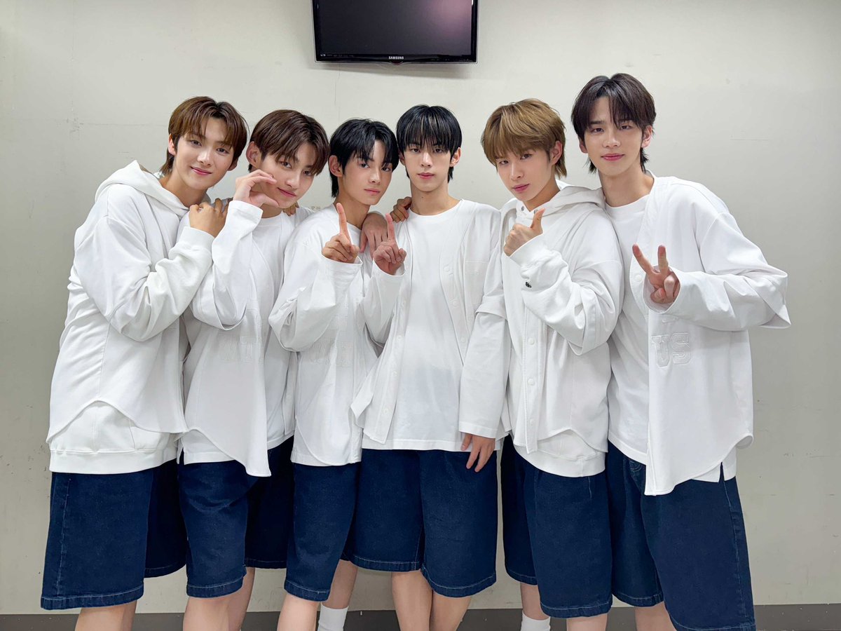 TWS_PLEDIS's tweet photo. [#TODAYWITHUS]
240122 TWS Debut Showcase 'Sparkling Blue'
 
 #TWS #투어스 #247WithUs
 #Sparkling_Blue https://t.co/Ru8rs1QkBr