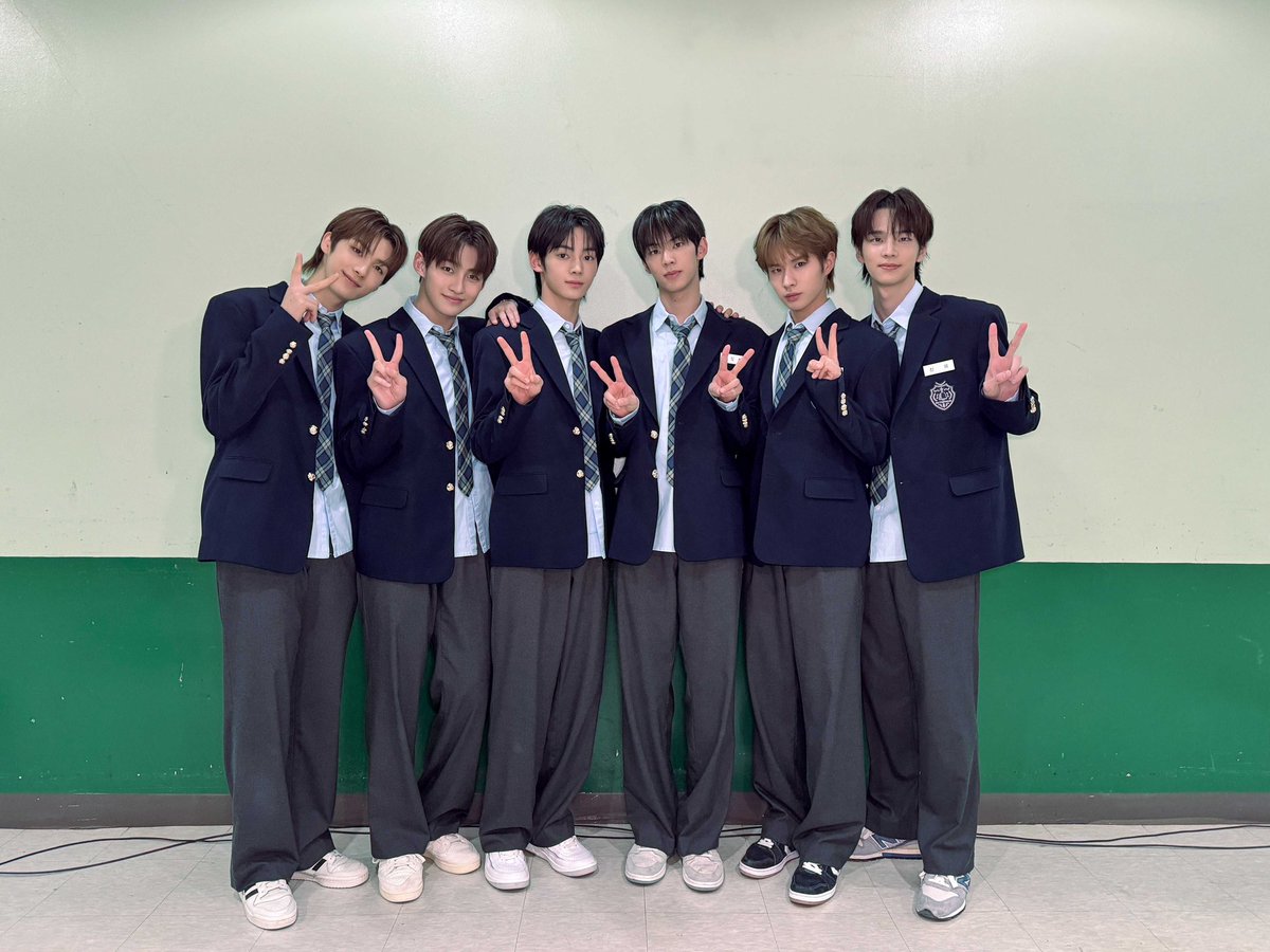 TWS_PLEDIS's tweet photo. [#TODAYWITHUS]
240122 TWS Debut Showcase 'Sparkling Blue'
 
 #TWS #투어스 #247WithUs
 #Sparkling_Blue https://t.co/Ru8rs1QkBr