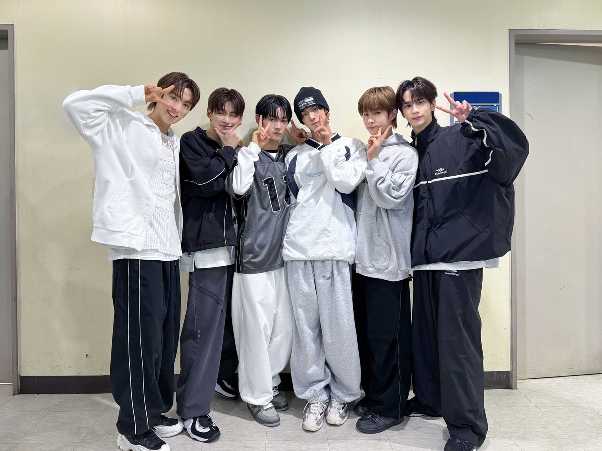 TWS_PLEDIS's tweet photo. [#TODAYWITHUS]
240122 TWS Debut Showcase 'Sparkling Blue'
 
 #TWS #투어스 #247WithUs
 #Sparkling_Blue https://t.co/Ru8rs1QkBr