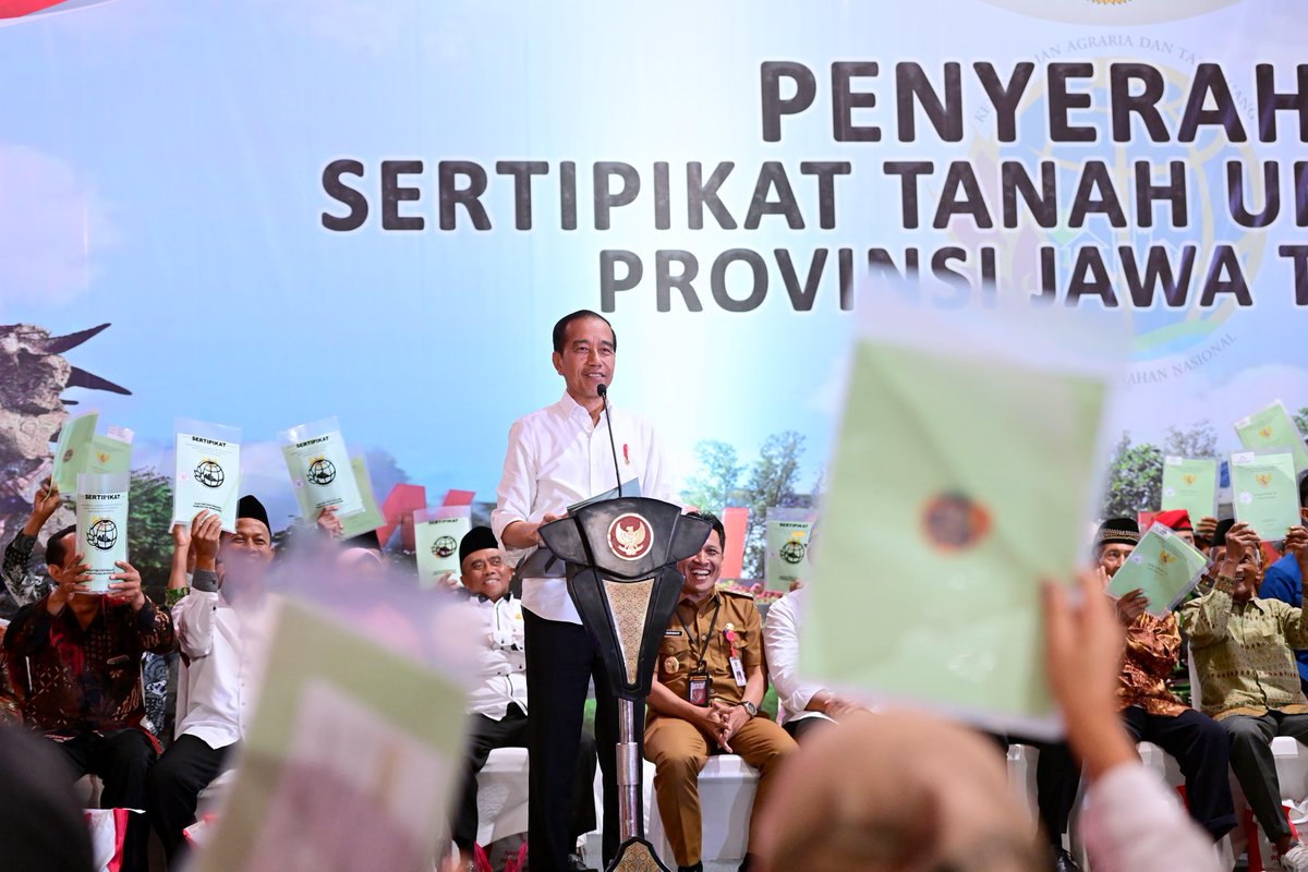 jokowi's tweet photo. Di tengah penyerahan sertifikat hak atas tanah untuk rakyat di Alun-alun Wonosobo, Jawa Tengah, saya memastikan sertifikat yang berasal dari program Pendaftaran Tanah Sistematis Lengkap (PTSL) telah diterima masyarakat dari tiga wilayah, yaitu Kabupaten Wonosobo, Purworejo, dan Kebumen.

BPN Kabupaten Wonosobo, Jawa Tengah, juga dipastikan sudah menyampaikan sertifikat kepada warga, yang merupakan tanda bukti hukum atas tanah yang dimiliki. Masyarakat harus memeriksa kembali kesesuaian data seperti nama pemegang hak dan luas tanah yang tertulis dalam sertifikat.

Foto: Muchlis Jr - Biro Pers Sekretariat Presiden