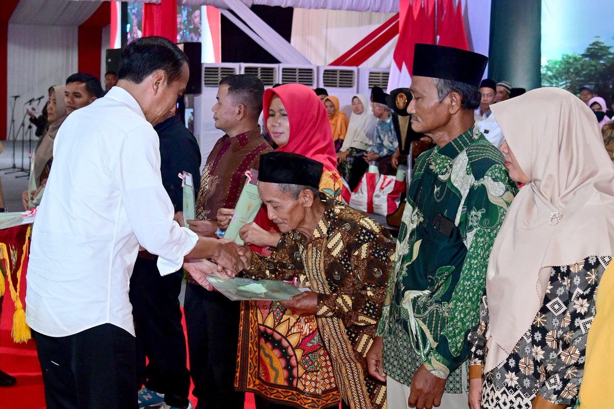 jokowi's tweet photo. Di tengah penyerahan sertifikat hak atas tanah untuk rakyat di Alun-alun Wonosobo, Jawa Tengah, saya memastikan sertifikat yang berasal dari program Pendaftaran Tanah Sistematis Lengkap (PTSL) telah diterima masyarakat dari tiga wilayah, yaitu Kabupaten Wonosobo, Purworejo, dan Kebumen.

BPN Kabupaten Wonosobo, Jawa Tengah, juga dipastikan sudah menyampaikan sertifikat kepada warga, yang merupakan tanda bukti hukum atas tanah yang dimiliki. Masyarakat harus memeriksa kembali kesesuaian data seperti nama pemegang hak dan luas tanah yang tertulis dalam sertifikat.

Foto: Muchlis Jr - Biro Pers Sekretariat Presiden