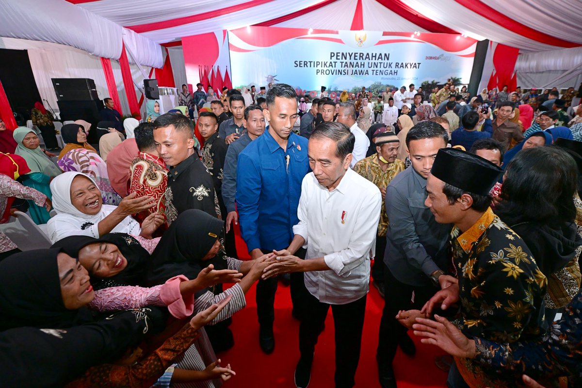 jokowi's tweet photo. Di tengah penyerahan sertifikat hak atas tanah untuk rakyat di Alun-alun Wonosobo, Jawa Tengah, saya memastikan sertifikat yang berasal dari program Pendaftaran Tanah Sistematis Lengkap (PTSL) telah diterima masyarakat dari tiga wilayah, yaitu Kabupaten Wonosobo, Purworejo, dan Kebumen.

BPN Kabupaten Wonosobo, Jawa Tengah, juga dipastikan sudah menyampaikan sertifikat kepada warga, yang merupakan tanda bukti hukum atas tanah yang dimiliki. Masyarakat harus memeriksa kembali kesesuaian data seperti nama pemegang hak dan luas tanah yang tertulis dalam sertifikat.

Foto: Muchlis Jr - Biro Pers Sekretariat Presiden