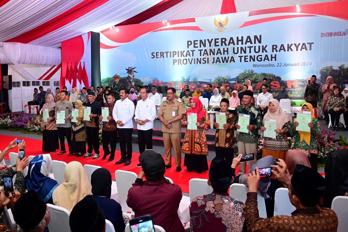 jokowi's tweet photo. Di tengah penyerahan sertifikat hak atas tanah untuk rakyat di Alun-alun Wonosobo, Jawa Tengah, saya memastikan sertifikat yang berasal dari program Pendaftaran Tanah Sistematis Lengkap (PTSL) telah diterima masyarakat dari tiga wilayah, yaitu Kabupaten Wonosobo, Purworejo, dan Kebumen.

BPN Kabupaten Wonosobo, Jawa Tengah, juga dipastikan sudah menyampaikan sertifikat kepada warga, yang merupakan tanda bukti hukum atas tanah yang dimiliki. Masyarakat harus memeriksa kembali kesesuaian data seperti nama pemegang hak dan luas tanah yang tertulis dalam sertifikat.

Foto: Muchlis Jr - Biro Pers Sekretariat Presiden