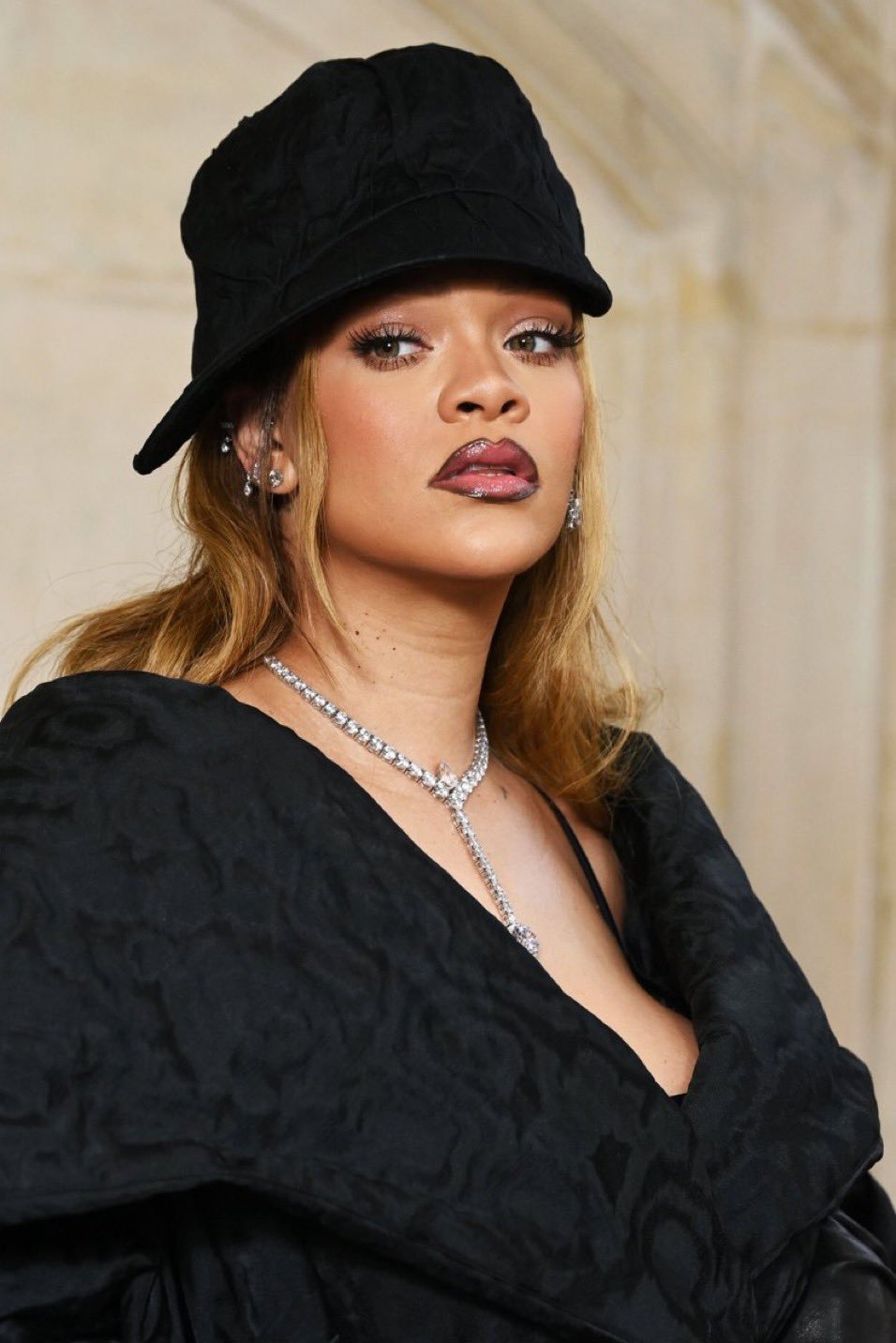POPTime on X: Rihanna em Paris para desfile da Dior. ✨   / X