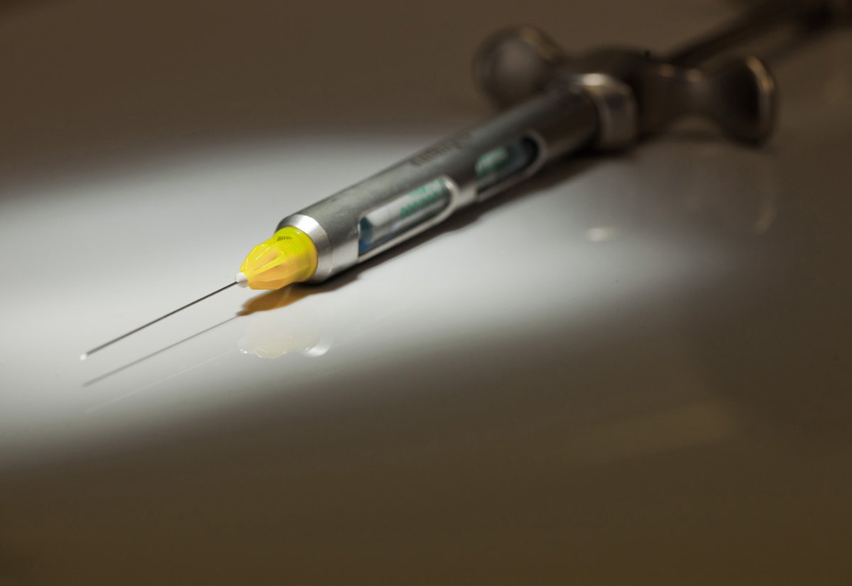 proDente's tweet image. Dank moderner Betäubung behandeln Zahnärzte heutzutage nahezu ohne Schmerzen. Egal, ob er eine Füllung legt, das Zahnfleisch behandelt, die Weisheitszähne zieht oder Zahnersatz notwendig wird.
#Betäubung #Spritze #Zahnarzt #Zahn #Zähne