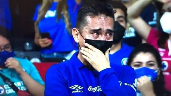 - Hijo diviértete en el concierto de morat 

Yo en cada canción que tocan: