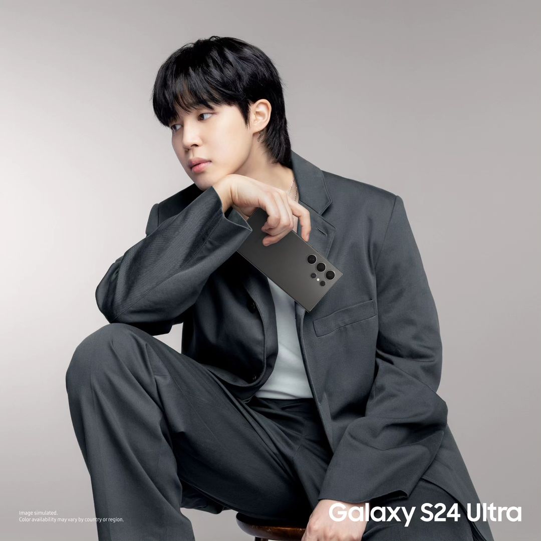 SamsungAlgerie's tweet photo. From casual cool to formal elegance - you name it! The new #GalaxyS24 Ultra makes every outfit look stylish. Just check out how cool #Jimin of @bts.bighitofficial looks with it. #GalaxyxJimin #GalaxyAl #SamsungUnpacked
#SamsungAlgeria https://t.co/DMtky04Kch