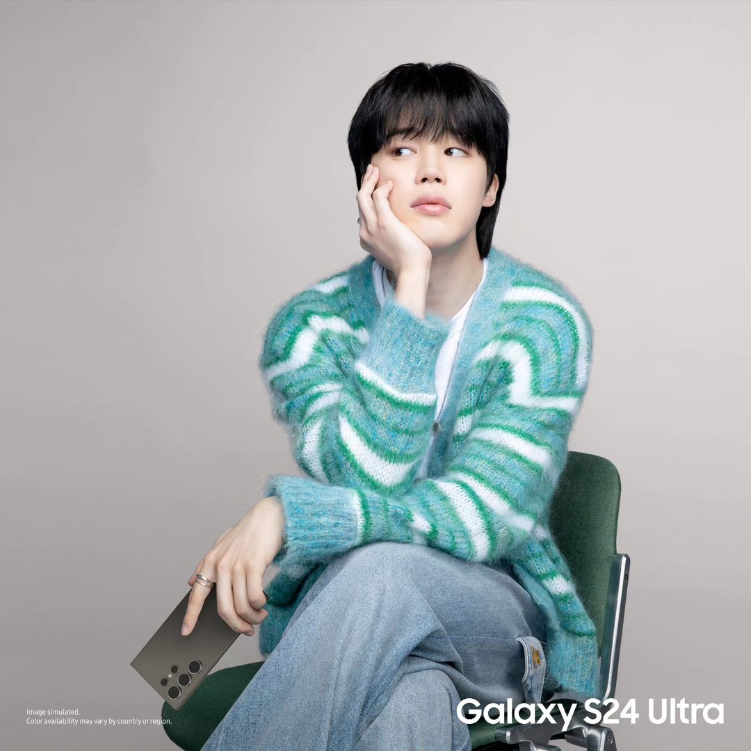 SamsungAlgerie's tweet photo. From casual cool to formal elegance - you name it! The new #GalaxyS24 Ultra makes every outfit look stylish. Just check out how cool #Jimin of @bts.bighitofficial looks with it. #GalaxyxJimin #GalaxyAl #SamsungUnpacked
#SamsungAlgeria https://t.co/DMtky04Kch