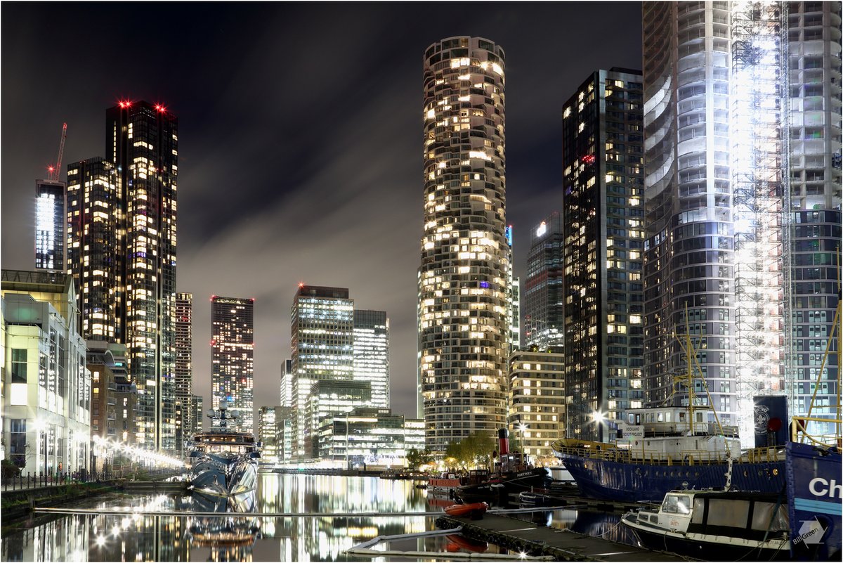 ThamesPhoto's tweet photo. The view of The South Dock which I have now been photographing for 22 years, this one is a closer view with the second one being my classic view. #woodwharf #canarywharf #docklands #southquayplaza #landmarkpinnacle #oneparkdrive https://t.co/H6V2n8UTZY