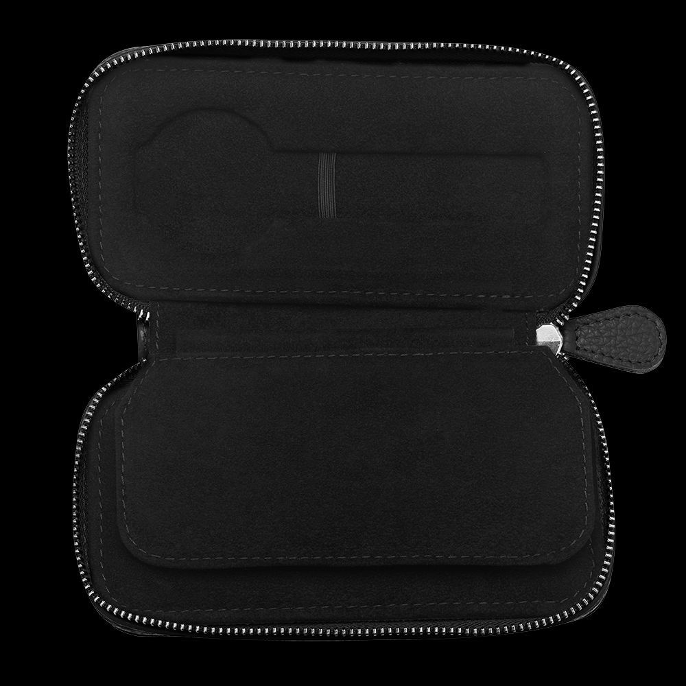 DAMASKO_watches's tweet image. Protect your mechanical wristwatches with our high-quality watch cases. Padded and soft on the inside and covered with the finest cowhide leather on the outside, this accessory offers maximum functional and visual comfort. 🥰
#damasko #uhrenetui #watchcase #accessorie