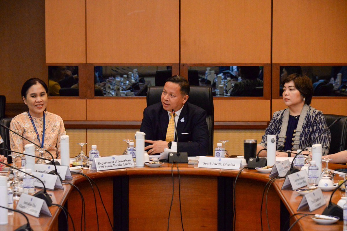 MFAThai's tweet photo. Director-General of American and South Pacific Affairs Dept. chaired a roundtable discussion on “Enhancing Thailand-Australia Economic Engagement” with public and private organisations, including #Thaichamber & #Austcham to explore ways to enhance trade and investment between Thailand and Australia 🇹🇭-🇦🇺 (22 Jan 2024)