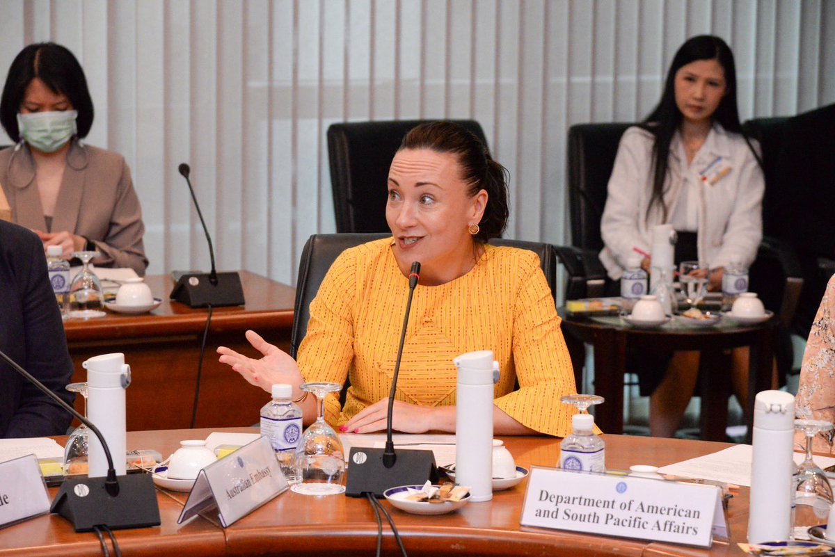 MFAThai's tweet photo. Director-General of American and South Pacific Affairs Dept. chaired a roundtable discussion on “Enhancing Thailand-Australia Economic Engagement” with public and private organisations, including #Thaichamber & #Austcham to explore ways to enhance trade and investment between Thailand and Australia 🇹🇭-🇦🇺 (22 Jan 2024)