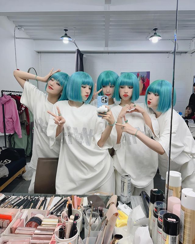 i_dle_br's tweet photo. Alguns Neverland novos no fandom devem estar confusos, mas não se preocupem, eu estou aqui para ajudar.

A de cabelo verde é a Minnie
Daí aquela de cabelo verde ali é a Yuqi
Nisso a outra de cabelo verde curto é a Miyeon
Daí tem a Soyeon de cabelo verde bem ali
Aí a Shuhua de cabelo verde desse lado.

Espero ter ajudado ☺️