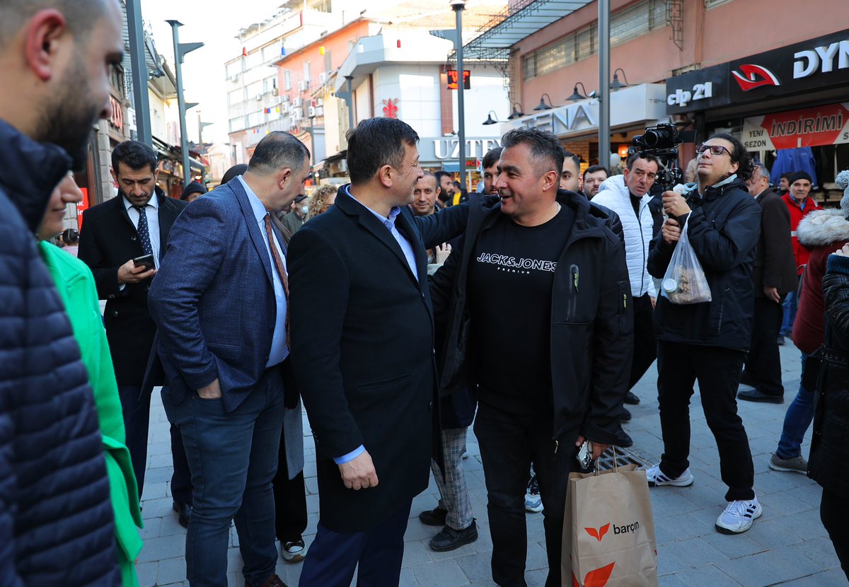 İzmir’de yazılı olmayan kurallardan biri👇

Kemeraltı’nda her daim bir tanıdığa denk gelirsiniz.

Ben de bugün yıllardır görmediğim lise arkadaşım Kader’i gördüm.