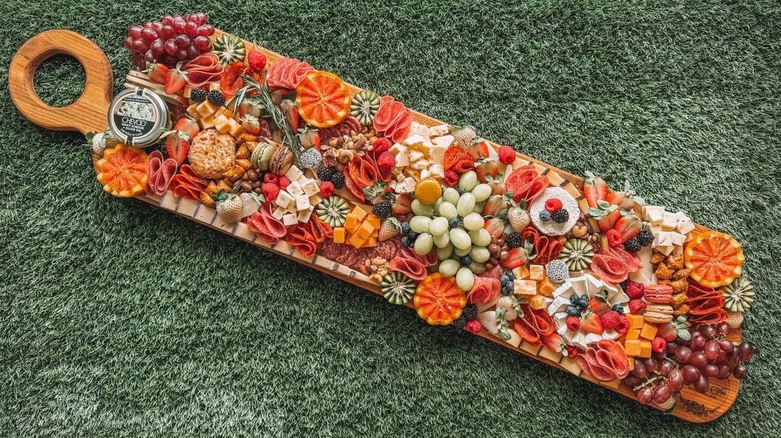 carnivoreclub's tweet photo. When the boards are too pretty to eat… 🥹😍 Our friend @thebodeaffairco.llc doing her thang and making every charcuterie board look like it’s from a Food and Drink Magazine 📖 🍷 🧀 #CarnivoreClub https://t.co/lbEFNadKkz