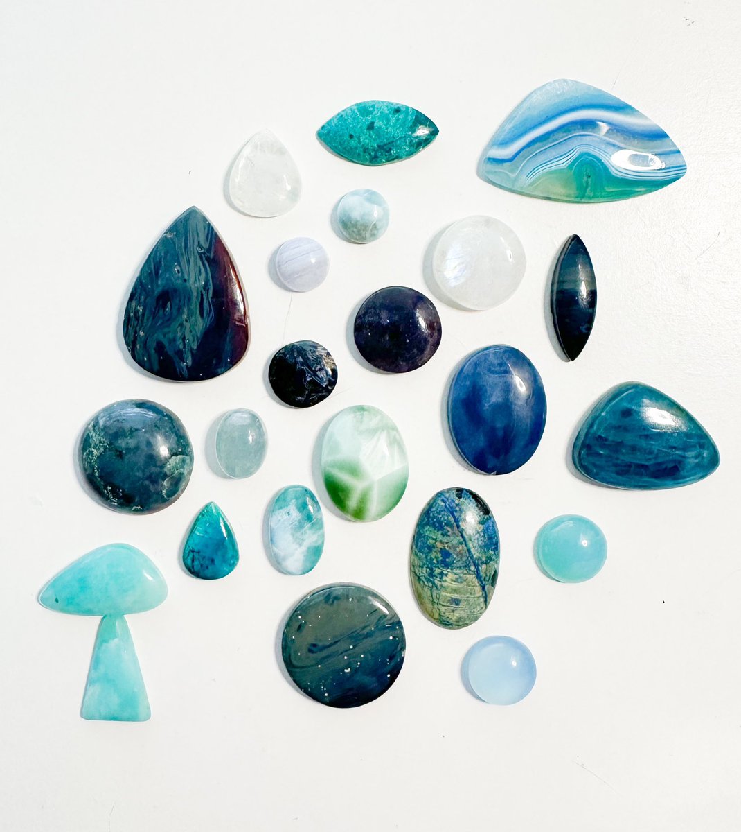 mildhippie's tweet photo. the crystals        🛸🪼🌊       the pendants

“ocean in space” collection coming to my shop Friday Jan. 26th at 8pm eastern time <3 https://t.co/wSc5ltKf5i