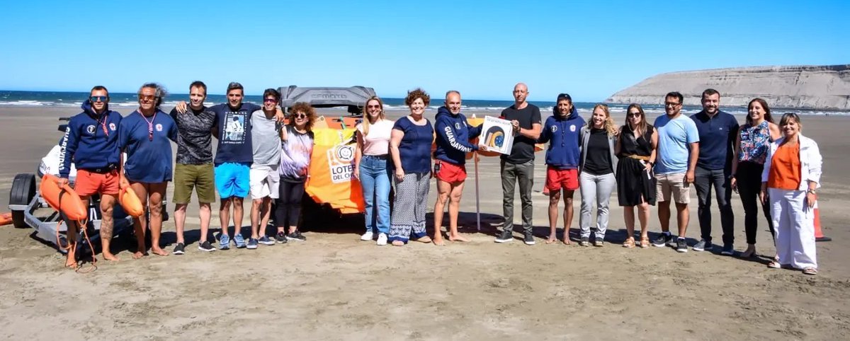 IAS_Chubut's tweet image. 👉Lotería entregó un desfibrilador cardíaco y otros elementos necesarios para el trabajo diario de los #guardavidas en #RadaTilly, dando respuesta así a las instrucciones del gobernador @NachoTorresCH 
de tener una fuerte presencia en todas las localidades de la provincia.