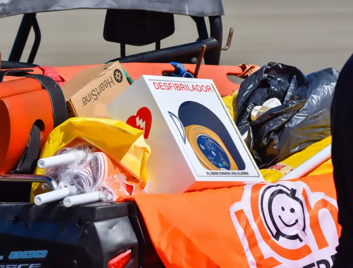 IAS_Chubut's tweet image. 👉Lotería entregó un desfibrilador cardíaco y otros elementos necesarios para el trabajo diario de los #guardavidas en #RadaTilly, dando respuesta así a las instrucciones del gobernador @NachoTorresCH 
de tener una fuerte presencia en todas las localidades de la provincia.