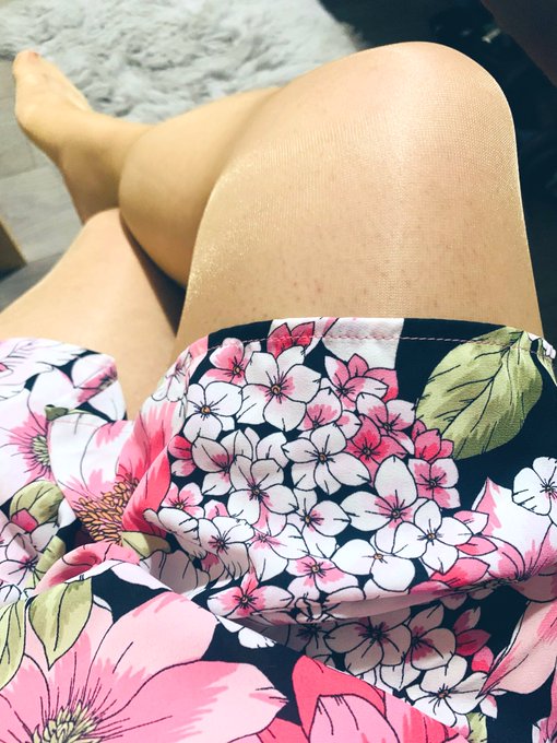 I hope this wind doesn&rsquo;t lift my dress, although you would like it if it did wouldn&rsquo;t you? https://t<a href="/tag/sissy"class="tags"><span>#sissy</span></a><a href="/tag/sissywife"class="tags"><span>#sissywife</span></a>