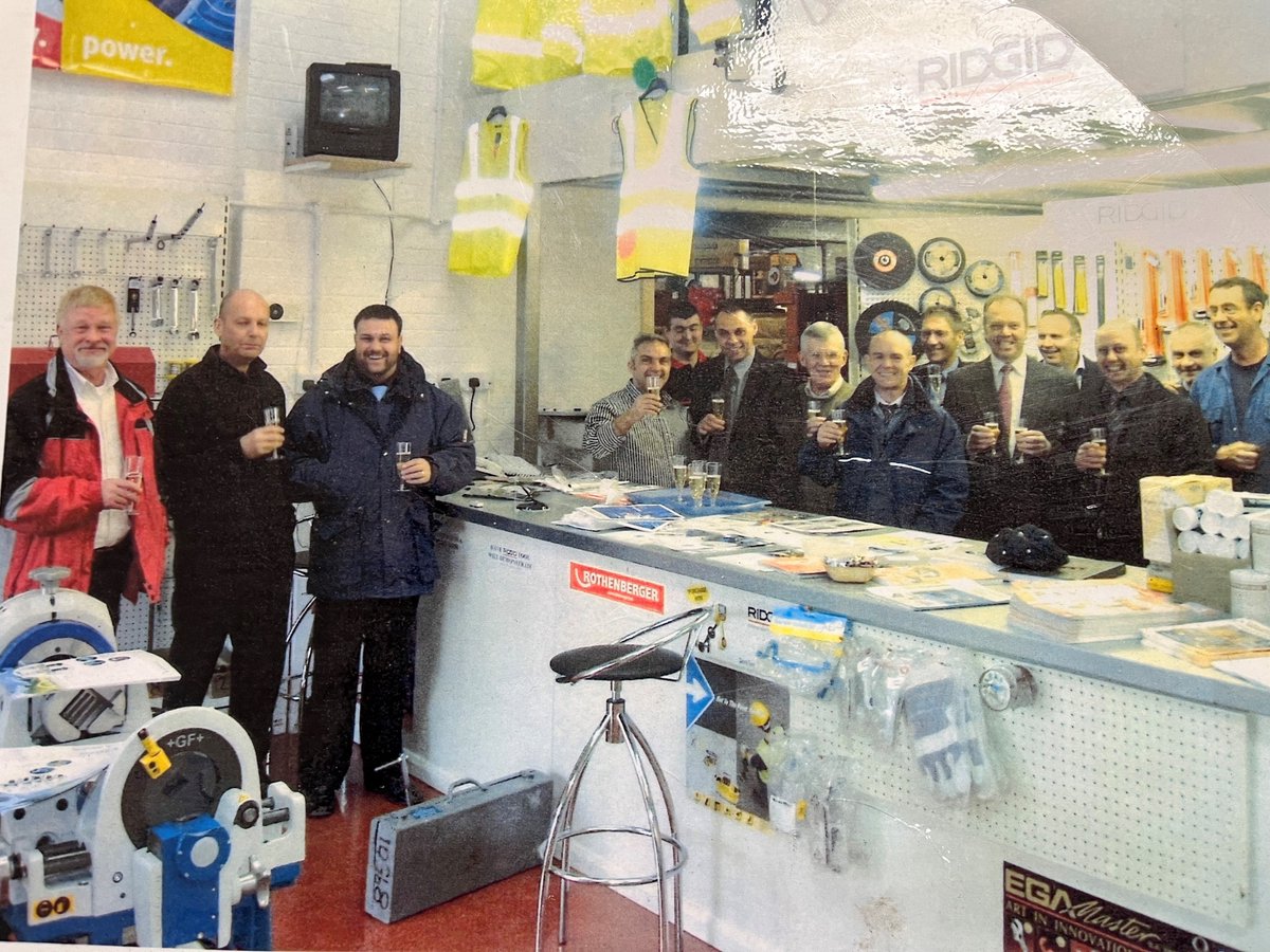 Pipetools's tweet image. Who doesn&apos;t love a wholesome throwback? 🫶

Check out this photo from SIXTEEN years ago when the Manchester trade counter first opened! 

So many deliveries, orders and memories have been made since then, that&apos;s for sure 🛠️💙 #pipetoolspecialists #manchester