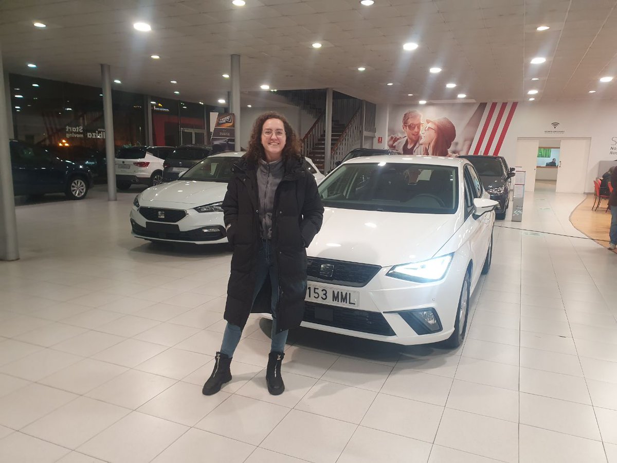 🚗 ¡Momento de emociones y sonrisas! Hoy, celebramos la entrega de llaves a Lara, que ya está lista para vivir un montón de nuevas aventurasa brodo de su nuevo #SEATIbiza! 🎉✨

#EntregasAsturiasMotor #Asturias #AsturiasMotor #SEAT #Gijon #Oviedo #Carstagram #Instacars
